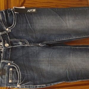 APT.9 Capri Size4 with Rhinestones on back pockets. Brand New, 15 inches wide.